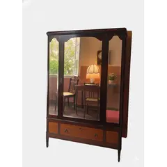 Foto de um(a) Guarda vestidos Art Déco 40s, da categoria de Armários e Guarda Roupas. 1930-1945 Com vidros bisotados, marchetaria delicada e pés trabalhados. O design limpo, sem muitos puxadores aparentes,... Vendido no marketplace Trésors.