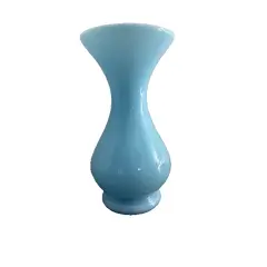 Foto de um(a) Vaso em opalina azul celeste, da categoria de Vasos. Símbolo de elegância e bom gosto, é perfeito para quem aprecia antiguidades autênticas e o toque refinado das peças... Vendido no marketplace Trésors.