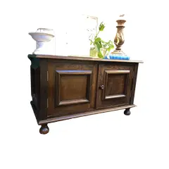 Foto de um(a) Aparador baixo em madeira maciça, da categoria de Aparadores e Buffet. Medidas: 53A x 92C X 45L cm Antiguidade: móvel executado em madeira nobre, possui 2 portas, 1 prateleira e pés de bolacha.... Vendido no marketplace Trésors.