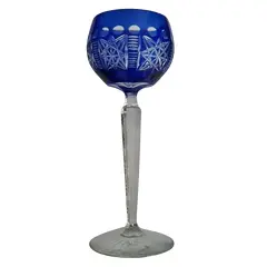Foto de um(a) Taça Bohemia em cristal azul para vinho 200ml, da categoria de Taças. Linda taça de vinho em cristal ricamente lapidado na cor azul. Bohemia Mede: 20,5 cm de alturaCapacidade 200 ml. Vendido no marketplace Trésors.