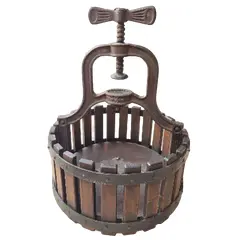 Foto de um(a) Quebra Nozes antigo em madeira ripada e ferro fundido, da categoria de Outros colecionáveis. Quebra nozes em madeira nobre ripada e ferro fundido Mede: 29 cm de altura(fechado)x 23,5 cm de diâmetro. Vendido no marketplace Trésors.