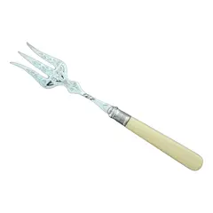 Foto de um(a) Garfo para carne - Inglaterra, modelo serviço, da categoria de Garfos. Uma Janela para a Etiqueta e o Design de Época Antigo garfo de serviço para carne em metal prateado e cabo de osso.Mede: 21... Vendido no marketplace Trésors.