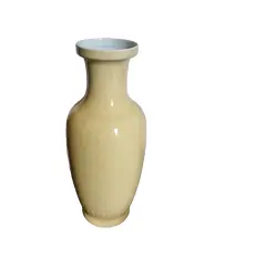 Foto de um(a) Vaso Chinês Em Porcelana Amarela, da categoria de Produtos sem categoria. Vaso vintage em porcelana chinesa na tonalidade amarela clara. Na porcelana chinesa, essa cor amarela, conhecida como... Vendido no marketplace Trésors.