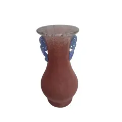 Foto de um(a) Vaso em vidro murano coral om alças azuis, da categoria de Vasos. Vaso em vidro de Murano coral com alças azuis Mede: 18 cm de altura. Vendido no marketplace Trésors.
