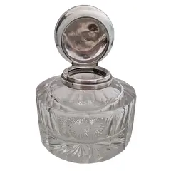 Foto de um(a) Tinteiro em cristal Baccarat com tampa em prata Francesa, da categoria de Garrafas, potes e jarros. Uma verdadeira joia de época Pesado e imponente tinteiro em cristal Baccarat, lapidado com perfeição, acompanhado de... Vendido no marketplace Trésors.