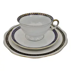 Foto de um(a) Trio de chá porcelana Kpm, da categoria de Xícaras. Belo trio de xícara para chá composto por pires e prato de pão em porcelana polonesa da fabricante KPM – Königliche... Vendido no marketplace Trésors.