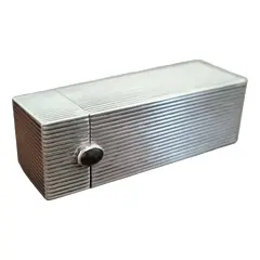 Foto de um(a) Antigo Porta Batom em Prata De Lei, da categoria de Produtos sem categoria. Porta-Batom em Prata 800 & Ametista: O Luxo nos Detalhes Porta-batom em prata italiana de teor 800. Este acessório é... Vendido no marketplace Trésors.