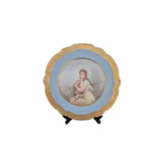 Foto de um(a) Porcelana Francesa Velho Paris, da categoria de Pratos Decorativos. Prato decorativo em porcelana possivelmente Velho Paris, século XIX, com delicada pintura à mão representando uma jovem em... Vendido no marketplace Trésors.