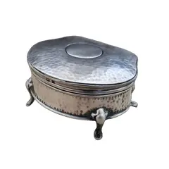 Foto de um(a) Caixinha Eduardiana em prata Inglesa Esterlina, da categoria de Cestos e Caixas. Rara Joia da Ourivesaria Inglesa: Caixinha Eduardiana em Prata Esterlina (1909) Mais do que uma simples caixa para anéis e... Vendido no marketplace Trésors.