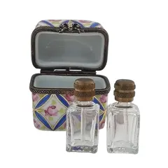Foto de um(a) Pequena caixa em porcelana Limoges com 2 frascos, da categoria de Cestos e Caixas. A Pequena caixa em porcelana Limoges com 2 frascos é uma peça de arte que combina elegância e funcionalidade. Feita à mão... Vendido no marketplace Trésors.