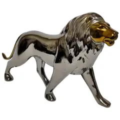 Foto de um(a) Grande escultura decorativo de leão, da categoria de Escultura. Grande escultura decorativo de leão em material rígido em tons dourado e fumê. Medidas 20,5 cm alt. X 33 cm compr. Vendido no marketplace Trésors.