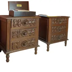 Foto de um(a) Par de Mesinhas Raizes, da categoria de Mesas laterais. Par de Mesinhas de Cabeceira Conjunto em madeira maciça com acabamento e detalhes entalhados. Vendido no marketplace Trésors.