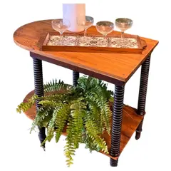 Foto de um(a) Carrinho de Chá Serena, da categoria de Carrinhos de bar e auxiliares. 68A x 73C x 43L cm Composição em madeiras nobres variadas. Peça recém restaurada. OBS: NÃO ACOMPANHA OS OBJETOS DA FOTO. Vendido no marketplace Trésors.