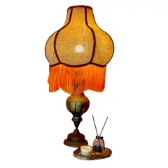 Foto de um(a) Abajur Atena, da categoria de Abajures. Imponente abajur em bronze com acabamento envelhecido, estrutura robusta. Cúpula feita artesanalmente com tecidos... Vendido no marketplace Trésors.