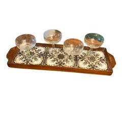 Foto de um(a) Bandeja em jacarandá bruma, da categoria de Bandejas. Bandeja Vintage de Madeira nobre de JACARANDÁ ornada com azulejos floridos nos tons de preto e cinza em design moderno e... Vendido no marketplace Trésors.