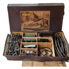 Foto de um(a) Conjunto Vintage De Ferromodelismo Alemão Bub 127/220v, da categoria de Trens de brinquedo. *POR FAVOR LER COM ATENÇÃO* Conjunto de ferromodelismo alemão ´´BUB`` na caixa com manual original.Karl Bub foi um pioneiro... Vendido no marketplace Trésors.