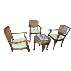 Foto de um(a) Mesa de centro e cadeiras/poltronas, da categoria de Conjunto de mesas e cadeiras. Conjunto de mesinha de centro e cadeiras no estilo Chippendale. O estilo Chippendale é um estilo de mobiliário inglês do... Vendido no marketplace Trésors.