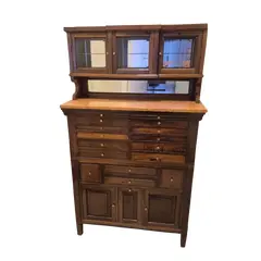 Foto de um(a) Armario/gabinete com portas e gavetas, da categoria de Arquivos e Gaveteiros. Armário ou gabinete para armazenamento Devido aos seus muitos gavetas pequenas e à sua aparência, pode ser um gabinete de... Vendido no marketplace Trésors.