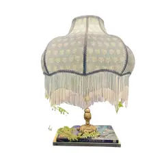 Foto de um(a) Abajur Horizonte, da categoria de Abajures. Cúpula artesanal com tecidos selecionados e a exclusividade do feito à mão. MEDIDAS: 62A x 42D. Vendido no marketplace Trésors.