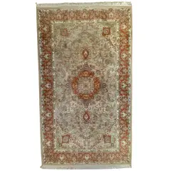 Foto de um(a) Tapete Persa tecido a mão em tons cinza e vermelho, da categoria de Tapetes. Tapete persa tecido a mão em tons cinza e vermelho medindo 1,68m x 96cm em perfeito estado. Vendido no marketplace Trésors.