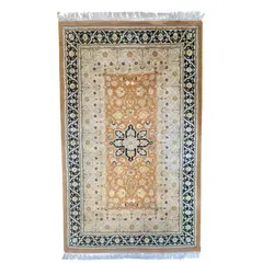 Foto de um(a) Tapete Persa tecido a mão em tons bege e verde, da categoria de Tapetes. Tapete persa tecido a mão em tons bege e verde medindo 1,68m x 96 cm em perfeito estado. Vendido no marketplace Trésors.