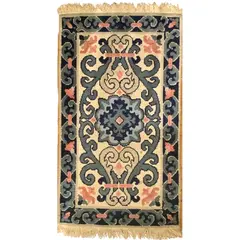 Foto de um(a) Tapete Arraiolo anos 70 tecido a mão em tons azuis, da categoria de Tapetes. Tapete arraiolo anos 70 tecido a mão em tons azuis medindo 1,50m x 80cm. Vendido no marketplace Trésors.