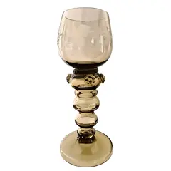 Foto de um(a) Taça Bohemia Cristal Fume Gravado, da categoria de Taças. Esta é uma peça rara e encantadora, ideal para colecionadores, amantes de antiguidades ou para quem deseja adicionar um... Vendido no marketplace Trésors.