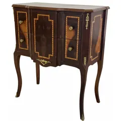 Foto de um(a) Comoda em Marchetaria, da categoria de Cômodas e Sapateira. Apresentamos esta belíssima peça que combina a funcionalidade de uma cômoda compacta com o requinte de uma mesa de cabeceira... Vendido no marketplace Trésors.