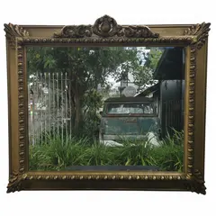 Foto de um(a) Espelho Antigo Dourado em Madeira com Vidro Bisotê, da categoria de Espelhos. Espelho antigo com moldura em madeira, acabamento dourado e detalhes entalhados. Possui vidro bisotê, que valoriza o... Vendido no marketplace Trésors.