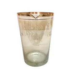 Foto de um(a) Jarra para drink, da categoria de Jarros. Antiga jarra para drink na tonalidade âmbar com lapidação manual e borda com filete dourado. Medidas 16A x 11cm de diâmetro.... Vendido no marketplace Trésors.