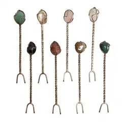 Foto de um(a) Conjunto de 8 espetos pedras brasileiras, da categoria de Paliteiros. Conjunto de 8 espetos para aperitivo com acabamento de pedras brasileiras coloridas, haste retorcida. Medem 8,5cm de... Vendido no marketplace Trésors.