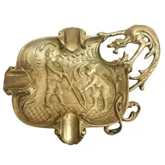 Foto de um(a) Cinzeiro em bronze, da categoria de Cinzeiros. Despojador/cinzeiro em bronze maciço com farta decoração de crianças, pega lateral na figura de leopardo. Medidas 14L x 17C. Vendido no marketplace Trésors.