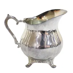 Foto de um(a) Cremeira em metal espessurado a prata, da categoria de Cremeiras. Cremeira inglesa conforme gravação na peça em metal espessurado a prata, com belo trabalho de fundição em alto relevo,... Vendido no marketplace Trésors.