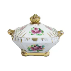 Foto de um(a) Caixa em porcelana, da categoria de Cestos e Caixas. Delicada caixa quadrada em porcelana branca, alças laterais, e rico trabalho de flores pintadas à mão em policromia e farta... Vendido no marketplace Trésors.