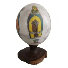 Foto de um(a) Ovo de avestruz com técnica decoupage, da categoria de Escultura. Belo ovo de avestruz com técnica decoupage , decorado com figuras africanas em trajes típicos. Apresenta sólida base de... Vendido no marketplace Trésors.
