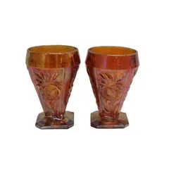 Foto de um(a) Par de cálices em carnival glass, da categoria de Castiçais. Par de cálices em carnival glass, com base quadrada e bojo facetado com florais em vidro no tom dito "fogo" iridescente ... Vendido no marketplace Trésors.