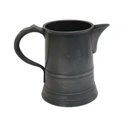 Foto de um(a) Jarra em estanho, da categoria de Jarros. Jarra de estanho com pega lateral trabalhada, da manufatura J S X MG. Medidas 15A X 10D. Vendido no marketplace Trésors.