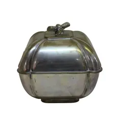 Foto de um(a) Caixa quadrada em metal espessurado a prata, da categoria de Cestos e Caixas. Antiga caixa quadrada em metal espessurado a prata, com interior em vermeio. Apresenta curiosa pega em formato de nó.... Vendido no marketplace Trésors.