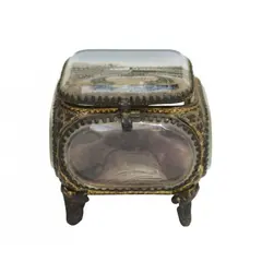 Foto de um(a) Caixa em cristal europeu facetado com figura LE COLISÉE, da categoria de Cestos e Caixas. Antiga e colecionável caixa em cristal europeu facetado com figura LE COLISÉE . Parte interna com tecido de seda vinho (... Vendido no marketplace Trésors.