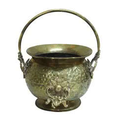 Foto de um(a) Balde/Cachepot em metal dourado pontilhado, da categoria de Cachepot. Antigo balde em metal dourado pontilhado com apliques em bronze maciço no formato de flores. Apresenta alça lisa articulada.... Vendido no marketplace Trésors.