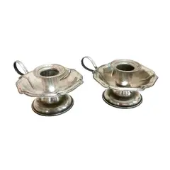 Foto de um(a) Par de palmatórias em metal espessurado a prata, da categoria de Castiçais. Par de palmatórias em metal espessurado a prata, borda ondulada em alto relevo e pega lateral. Da manufatura EBERLE. Medidas... Vendido no marketplace Trésors.