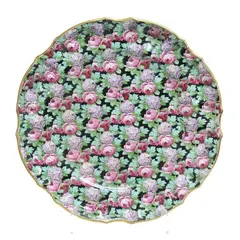 Foto de um(a) Prato em louça MAUA (TRENZINHO) MARCA REGIST, da categoria de Pratos Decorativos. Antigo prato em louça da famosa manufatura MAUA (TRENZINHO) MARCA REGIST, conforme inscrição no verso. Farta e delicada... Vendido no marketplace Trésors.