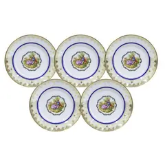 Foto de um(a) Conjunto de 05 pratos para sobremesa, da categoria de Jogos de pratos. Conjunto de 05 pratos para sobremesa em porcelana branca perolizada, com filetes dourado e faixa azul cobalto. Apresenta... Vendido no marketplace Trésors.