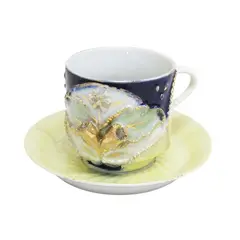 Foto de um(a) Xícara de coleção dita ISABELINA OU CAIPIRA, da categoria de Xícaras. Xícara para chá de coleção com seu respectivo pires, em porcelana perolizada. Ornamentação floral policromada com realces a... Vendido no marketplace Trésors.