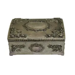 Foto de um(a) Porta joias em metal prateado com decoração de guirlandas, da categoria de Porta-Jóias. Caixa porta joias em metal prateado com decoração de guirlandas de flores em alto relevo e medalhão central. Parte interna... Vendido no marketplace Trésors.