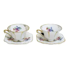 Foto de um(a) Par de xícaras para café, da categoria de Xícaras. Par de xícaras para café em porcelana branca com flores e douração, xícara com assente em quatro pés e pires quadrado com... Vendido no marketplace Trésors.
