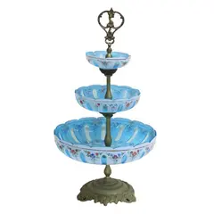 Foto de um(a) Centro de mesa de três andares em overley, da categoria de Centro de mesa. Exuberante centro de mesa de três andares em overley na tonalidade azul e branca, com decoração floral pintado à mão em... Vendido no marketplace Trésors.