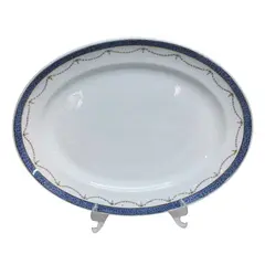 Foto de um(a) Travessa em porcelana MAPPIN & WEBB LTA, da categoria de Travessas e tigelas. Imponente travessa de porcelana branca da MAPPIN & WEBB LTA com marca d'água. Apresenta faixa azul na borda e cercaduras em... Vendido no marketplace Trésors.