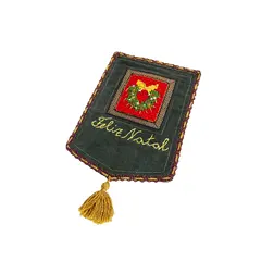 Foto de um(a) ​Bandeirinha de Natal em veludo e sarja, da categoria de Bandeiras. Bandeirinha de Natal em veludo e sarja, com detalhes bordados e em ponto cruz. Leves marcas do tempo e uso. Com suporte para... Vendido no marketplace Trésors.