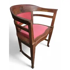 Foto de um(a) Rara Poltrona Centenária – Relíquia do Mobiliário Brasileiro, da categoria de Poltronas. Uma oportunidade única para possuir um pedaço da história. Esta poltrona exibe a tonalidade profunda e os veios únicos que... Vendido no marketplace Trésors.